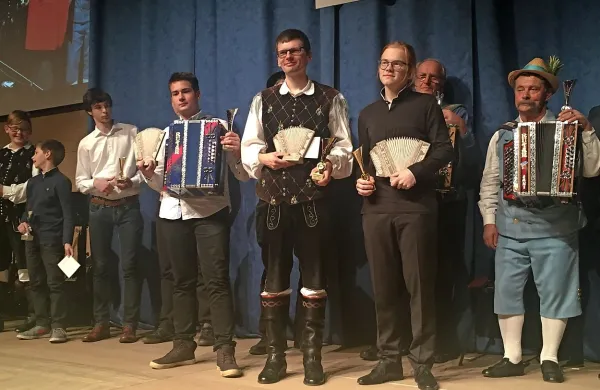 Drugo mesto je osvojil  Jan Novak (prvi z leve), tretje si je 
priigral Erik Šavron, naslov  Naj frajtonarica Primorske 2016 
pa je v Ajdovščino odnesel  MIha Grmek-Seražin (desno). 