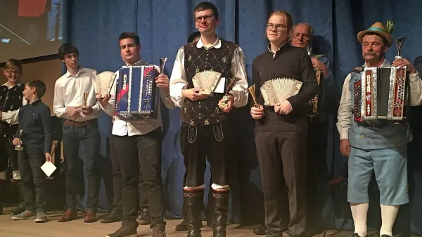 Drugo mesto je osvojil  Jan Novak (prvi z leve), tretje si je 
priigral Erik Šavron, naslov  Naj frajtonarica Primorske 2016 
pa je v Ajdovščino odnesel  MIha Grmek-Seražin (desno). 