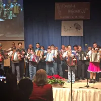 Za konec so se na odru zbrali vsi tekmovalci in skupaj s Kraško harmoniko zaigrali dve skladbi, brez katerih ne mine noben 
glasbeni dogodek: Avsenikovo Na Golici in   Slakovo V dolini tihi.