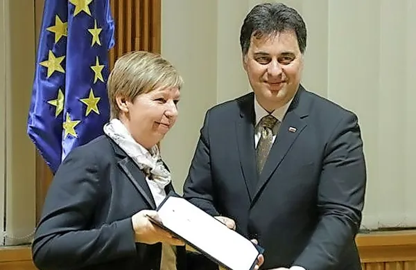 Mileni Brešan je priznanje predal predsednik državnega sveta 
Mitja Bervar.
