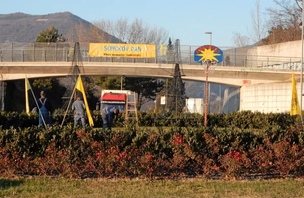 Zastave, plakati, koši  po vsem mestu že pozdravljajo mlade košarkarje, ki prihajajo v Novo Gorico.   