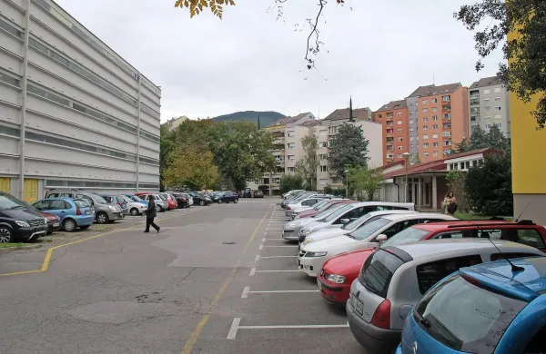 Ena od največjih težav, ki jo morajo urediti,  je parkiranje pred 
bloki. Ukrepi, ki jih načrtujejo na občini, pa marsikomu ne 
bodo pogodu. 