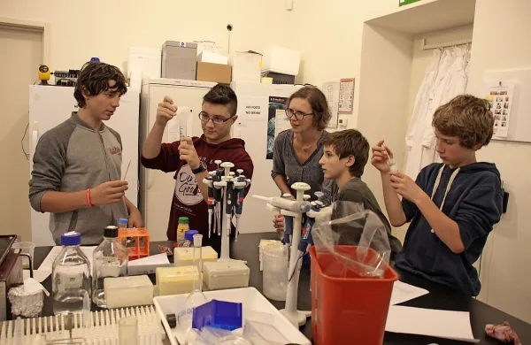 Raziskava je letos dala poudarek naravoslovju, za katerega 
so slovenski učenci povedali, da jim ni v užitek. Na fotografiji  
lanski obisk učencev in dijakov  v laboratoriju univerze v Novi 
Gorici. 