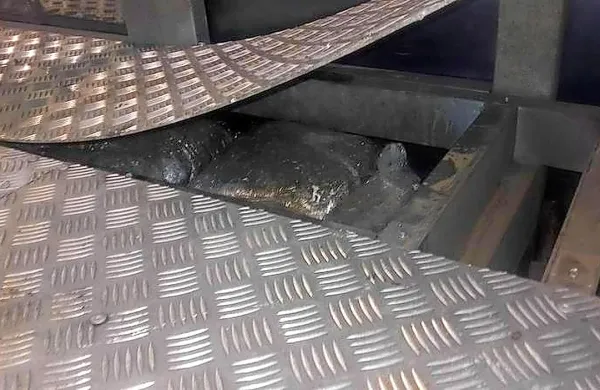 Pod nakladalno ploščadjo je bilo skrivališče, polno paketov 
prepovedane droge.