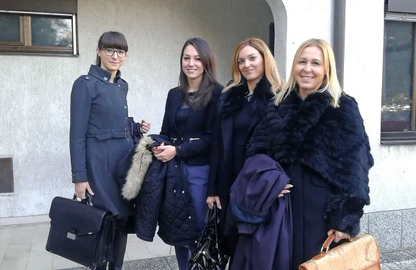 Zadovoljna četverica pred koprskim sodiščem (z leve): odvetnica Anja Zadnik, Marina Jelen, Andreja Čmaj Fakin in 
odvetnica Veronika Zorn Hočevar. 