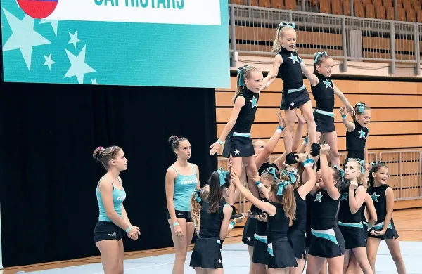  Pri cheerleadingu izvajajo dvige, piramide, mete, navijanje in 
akrobatiko.