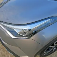 Prednje luči potekajo čez celo prednjo masko.