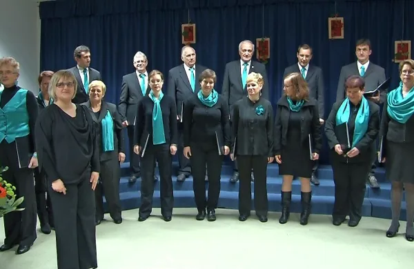 Na reviji je zapel tudi cerkveni pevski zbor Zvon.