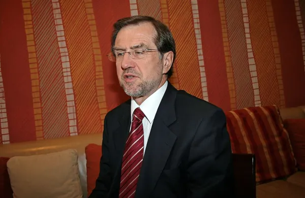 Evropski poslanec Alojz Peterle je danes v Bruslju potrdil 
kandidaturo za predsednika Evropskega parlamenta.