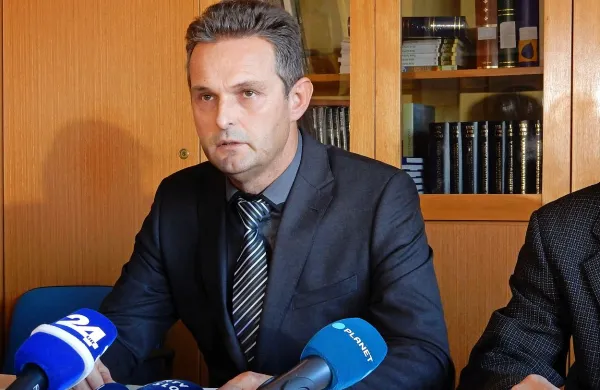Zaradi malomarnosti pri nameščanju plinov so v šempetrskem urgentnem centru najverjetneje umrli trije in ne le en 
pacient, je včeraj povedal vodja novogoriških kriminalistov 
Marino Pangos. 