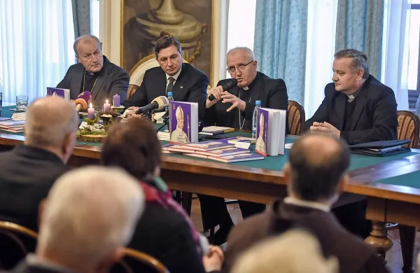 Predstavitve se je udeležil tudi predsednik republike Borut 
Pahor, ki je dejal, da smemo Šuštarja upravičeno šteti kot eno 
najpomembnejših osebnosti ustanavljanja samostojne slovenske države in njenega prehoda v demokracijo.