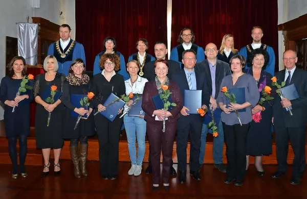 Danes je v prostorih Pokrajinskega muzeja v Kopru potekala 
zadnja letošnja promocija doktorjev znanosti Univerze na 
Primorskem, na kateri je bilo 12 doktorandov promoviranih v 
najvišji akademski naziv.