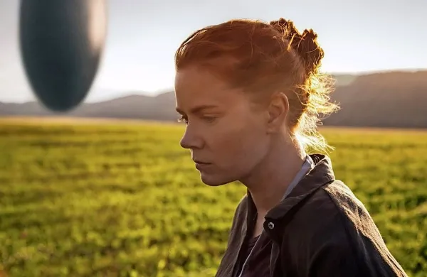Denis Villeneuve glavno vlogo dodeli odlični Amy Adams, ki v 
Prihodu igra profesorico lingvistike Louise Banks.