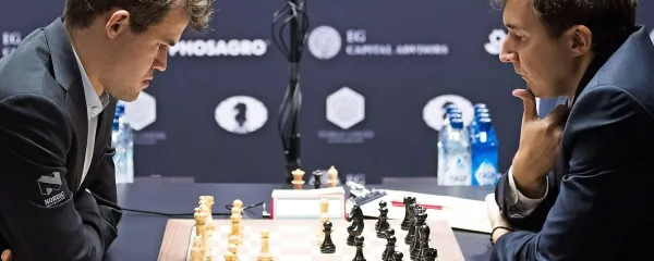 Magnus Karlsen (desno) je za naslov svetovnega prvaka 
premagal Sergeja Karjakina.