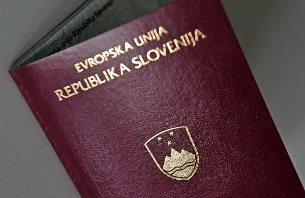 Slovenija bo začela v ponedeljek izdajati nove, dodatno 
zaščitene biometrične potne listine, rok za izdelavo pa bo 
skrajšan na pet delovnih dni.