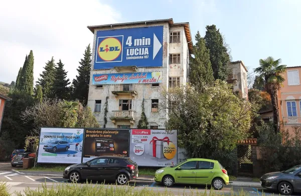 Nekdanji portoroški hotel Vila Virginia sta kupila nekdanji 
bančnik Damjan Kozjak in odvetnik Franci Matoz skupaj z 
ženama.