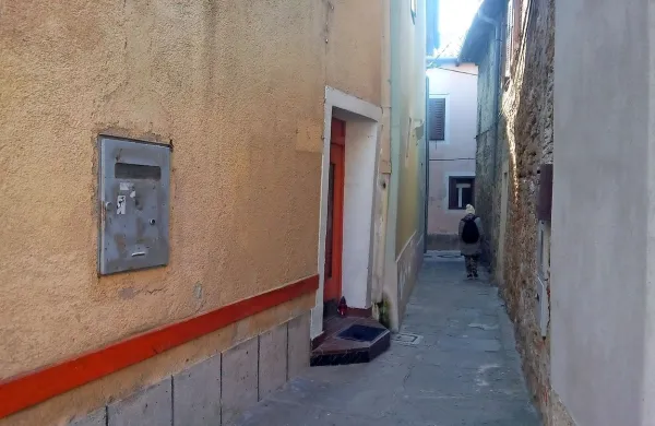 Na dražbi bo  tudi nekdanji Pess Klub  v Volaričevi ulici v 
Kopru. 