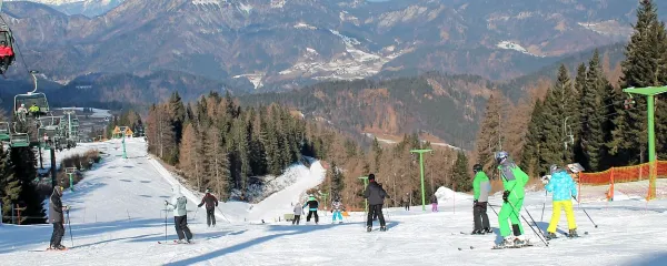 Danes bodo smučarji v Cerknem vijugali ob vlečnici  Dolina in 
naprej desno ob sedežnici vse do doline v Davči.  