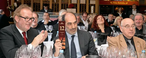 Giancarlo Miranda (v sredini) je za Banko Koper kupil sodček malvazije.