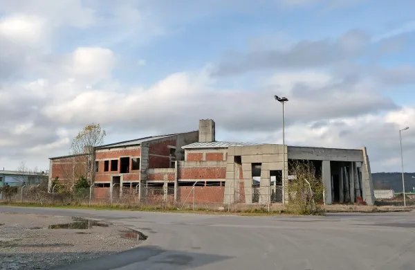 Objekt Luna v Sežani in zemljišče ob njem je Luka Koper pod Časarjevo taktirko kupila sredi leta 2008 za 1,95 milijona evrov. 
Toliko je objekt pred tem ocenil tudi sodni cenilec.