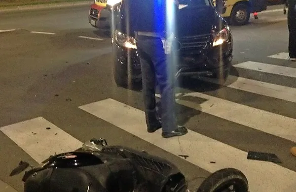 V križišču pri koprskem sodišču je voznik z avtom mopedistu 
izsilil prednost.