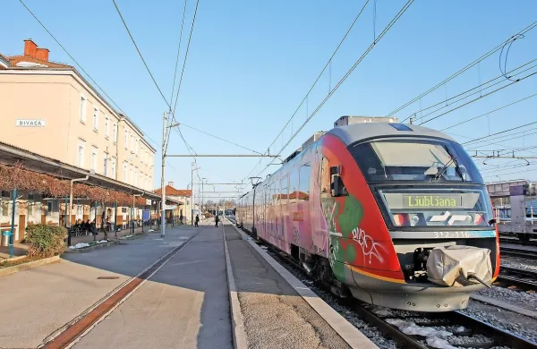 Danes je začel veljati nov vozni red Slovenskih železnic, ki 
največ sprememb prinaša v mednarodnem prometu.
