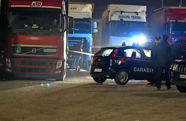 Ruskega voznika tovornjaka je nekdo z nožem zabodel v desni del trebuha, reševalci mu niso 
mogli več pomagati. 