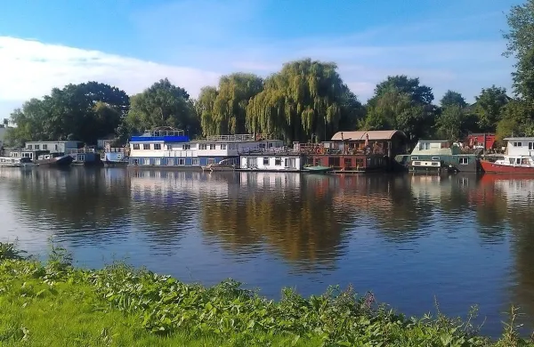 Med mladimi Londončani je vse več takšnih, ki se odločijo, da 
bodo živeli na čolnu.