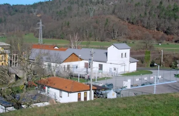 Nekdanja rudniška stavba, ki ji domačini pravijo “šht”, je dobila novo streho (v sivi barvi) in bo zdaj lahko počakala  na obnovo 
notranjosti.

