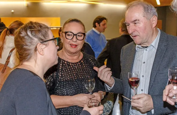 Režiserka Ivana Djilas (levo) je po premieri bizarne operete 
Peter Kušter klepetala z direktorico SNG Nova Gorica Majo 
Jerman Bratec (v sredini) in njenim možem (desno). 