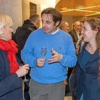 Scenografinja Barbara Stupica (levo) je predstavo komentirala 
z novogoriškima igralcema Gorazdom Jakominijem (v sredini) 
in  Patrizio Jurinčič Finžgar (desno). 