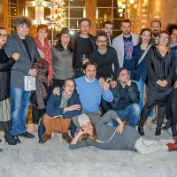 Ekipa ustvarjalcev nenavadne odrske predstave Peter Kušter je bila po prvi uprizoritvi zelo dobro 
razpoložena.