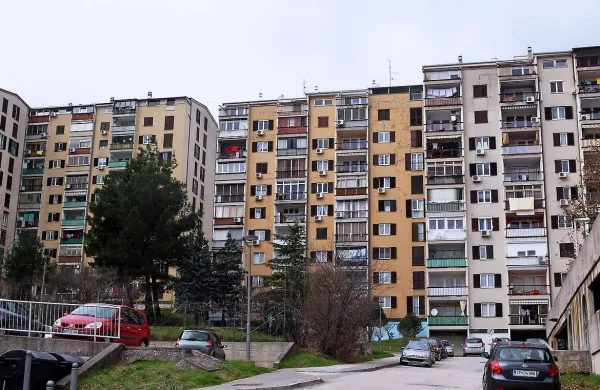 Marina Antonič zgodaj zjutraj odide na delo in se vrača 
pozno zvečer. Stanovanja zato niti ne ogreva oziroma je vsaj 
doslej tako ravnala. Menila je, da bo račun za ogrevanje nižji, 
če se ne bo ogrevala, in vendar ni tako. 