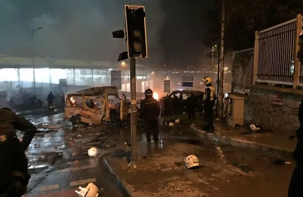 Turški minister za zdravje Recep Akdag je danes sporočil, da 
se je število žrtev dveh eksplozij pred nogometnim stadionom v Istanbulu povzpelo na 44. 
