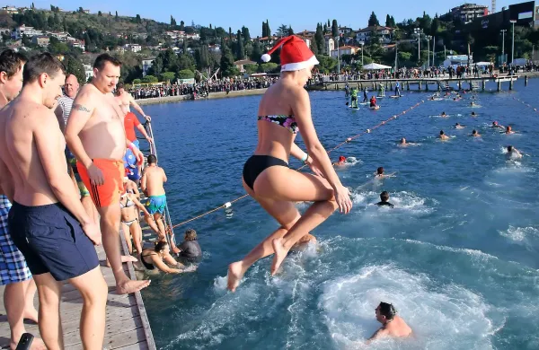 V Portorožu bodo vstop v novo leto ponovno obeležili s 
tradionalnim dogodkom - Novoletnim skokom v morje. 
Utrinek iz 1. januarja 2016.