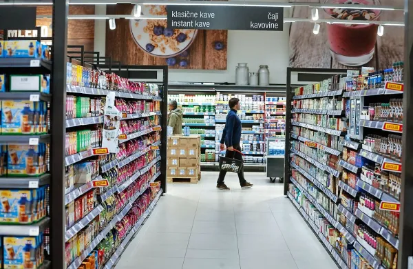 Potrošniki porabimo  veliko predpakiranih živil, zato postajajo 
embalaže pomembno orodje za obveščanje potrošnika, na 
katerih morajo biti informacije na označbah točne, jasne in 
razumljive potrošniku.