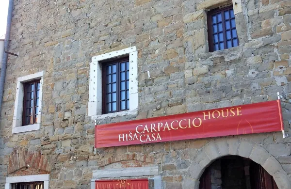 Razstava razglednic domuje v Carpacciovi hiši.