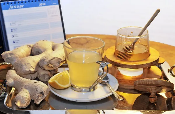 Topli napitki, zeliščni čaj, ingver, svež limonin sok in med so 
preizkušena domača pomožna zdravila za prehlad in gripo. 
