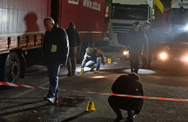 V dobrih dvanajstih urah naj bi izsledili storilca umora 
32-letnega ruskega šoferja Romana Mazukina, ki je umrl v 
noči iz sobote na nedeljo na tovornem terminalu na Fernetičih.