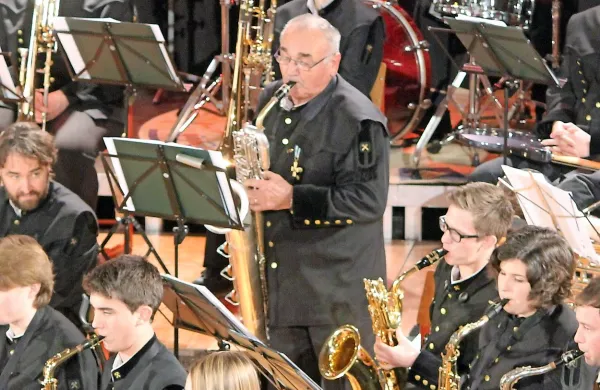 

Z Albinom Čibejem so  zaigrali vsi saksofonisti orkestra.