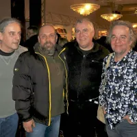 Kantavtorja Zorana Predina (drugi z desne) smo po predstavitvi hrvaškega prevoda  knjige 
Druga žena v haremu ujeli v družbi (z leve) novinarjev Predraga Lucića in Borisa Dežulovića, 
soustanoviteljev zdaj že pokojnega časopisa Feral Tribune,   ter pisatelja Miljenka Jergovića.   