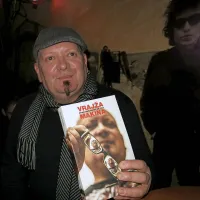 Nenad Marjanović - Dr. Fric, nekdaj basist legendarnih KUD 
Idijotov,   je v kavarni  Rock Caffe v okviru sejma predstavil 
zbirko svojih kolumn iz časopisa  Glas Istre. Družbo mu je na 
fotografiji v ozadju delal letošnji Nobelovec Bob Dylan.  