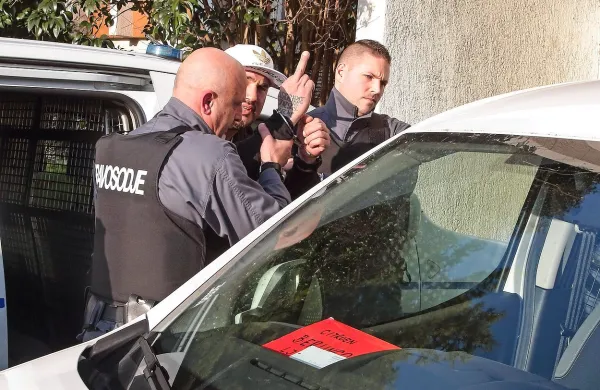 Valona Hoxhaja so na sodišče pripeljali iz pripora štirje 
pazniki v neprebojnih jopičih.