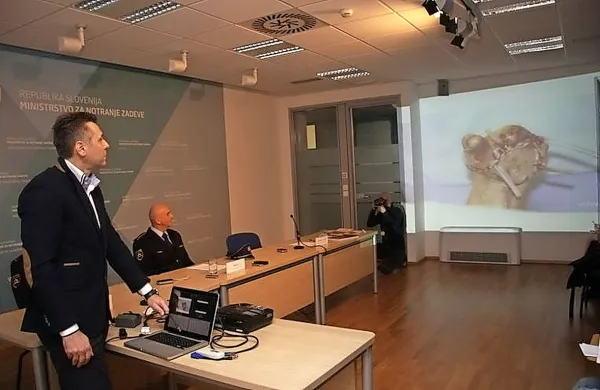 Uroš Ahčan je opozoril na  zaskrbljujočo statistiko. Med 
lanskim 16. decembrom in 3. januarjem so oskrbeli 15 
poškodovanih, kar sedem v silvestrski noči.  Štirje so bili stari 
do 10 let, pet pa od 11 do 20 let. 