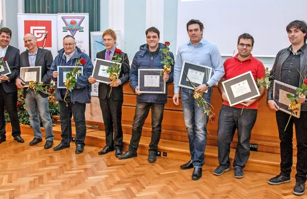 Dobitniki priznanj v različnih kategorijah. 