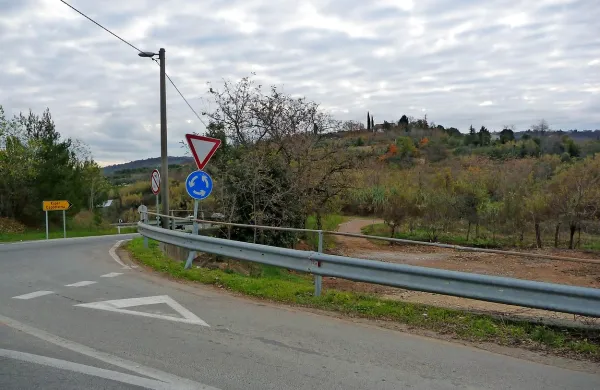 Kjer je stala hiša družine Fermo, desno od glavne ceste 
Jagodje-Strunjan,  zdaj zija praznina.
