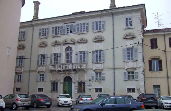 V soboto popoldne so h koprski knjižnici hiteli policisti in 
gasilci, a se je  zgodba srečno končala brez njihovega 
posredovanja. 