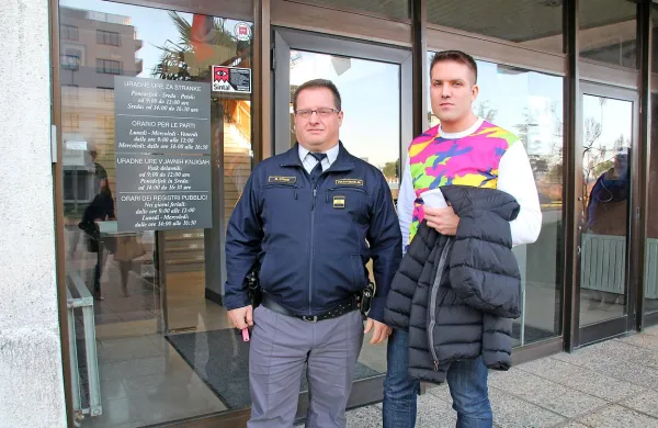 Robert Carvely (desno) se je moral po včerajšnji obravnavi 
vrniti za zapahe koprskega zapora. 