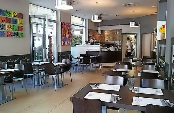 Finančna straža ima ponovno opravka s Pietrom Savaresejem, lastnikom picerije Peperino v Ul. Coroneo, zaradi 
preiskave o nezakonitem pranju umazanega denarja organiziranega kriminala (mafije in kamore) v gostinskih lokalih 
v Italiji.