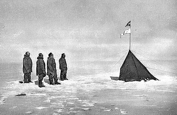 

Amundsenova odprava na Južni tečaj  decembra 1911. Od 
leve proti desni: Amundsen, Hanssen, Hassel in Wisting 
(fotografiral peti član odprave, Bjaaland).

